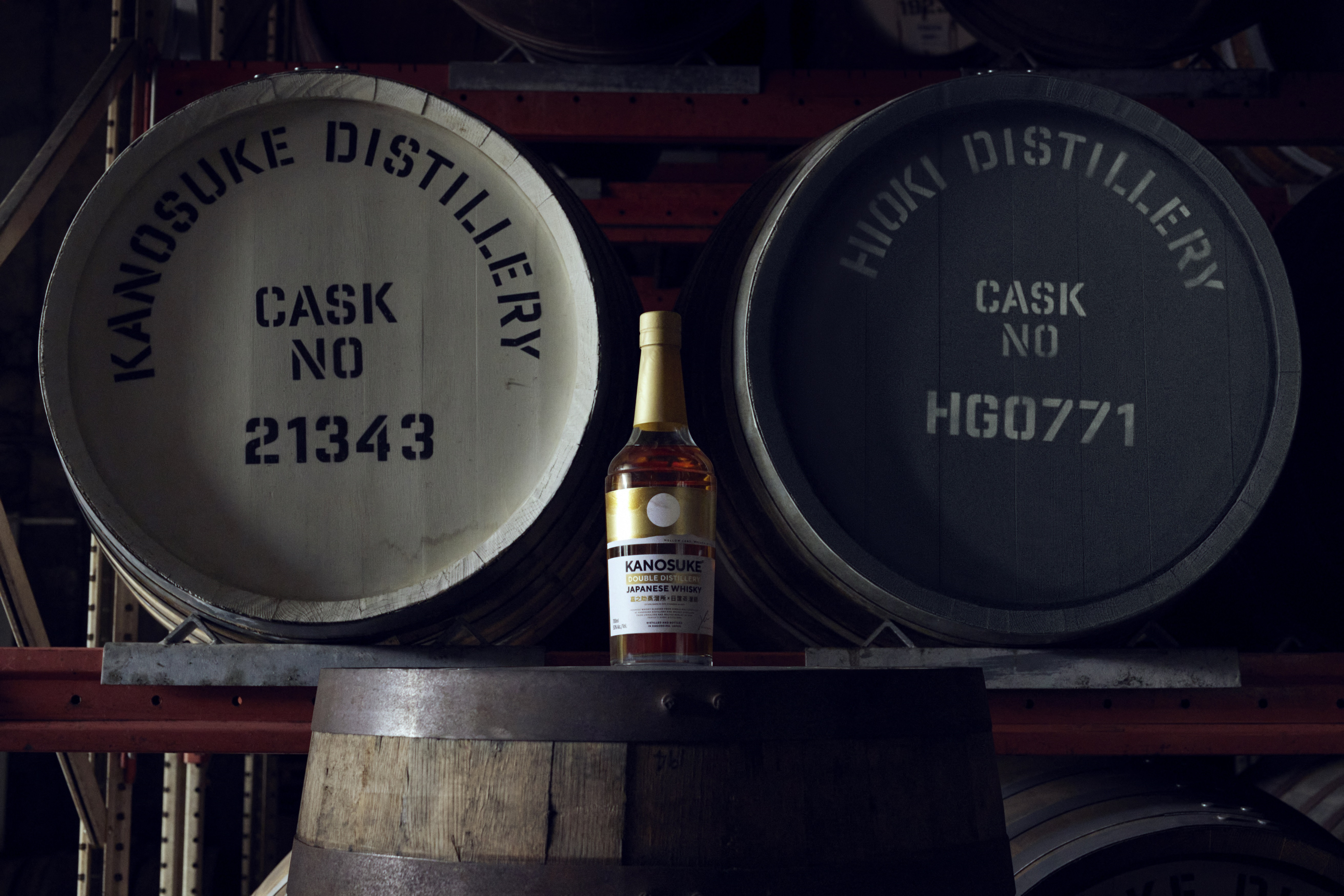 樽貯蔵庫に置かれた嘉之助 DOUBLE DISTILLERY