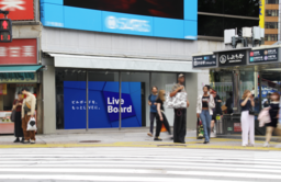 LIVE BOARD、大反響に応え渋谷スクランブル交差点に面した「SHIBUYA POPUP BOARD」を12月に再設置